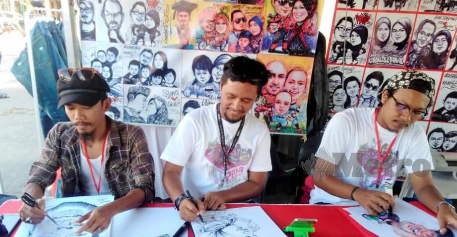 Azharuddin (tengah), Isma Aliff (kiri) dan Fakhrul Shahiran (kanan) yang menjadi lukisan karikatur sebagai sumber pendapatan. FOTO Hazira Ahmad Zaidi.