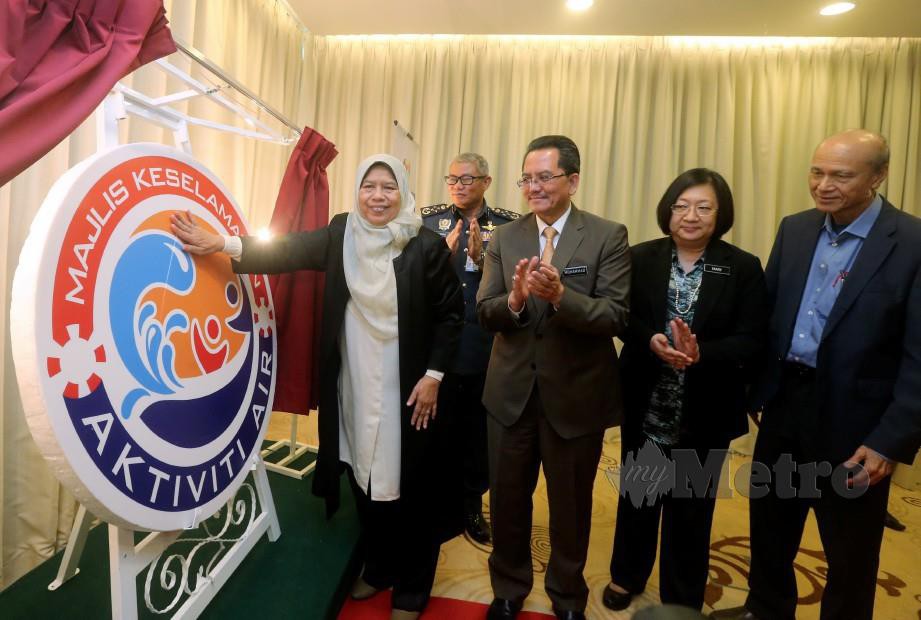 Zuraida melancarkan logo MKAA dan Modul Kesedaran Asas Keselamatan Di Air. FOTO Mohd Fadli Hamzah