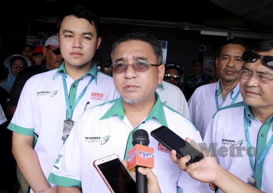 ADLY (tengah) ketika ditemui media selepas perasmian Program Kejuaraan Petronas AAM Malaysia Cub Prix di Bandar Jasin Bestari, Jasin. -FOTO Muhammad Zuhairi Zuber