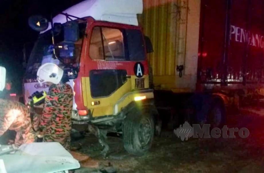 KEADAAN kereta dinaiki empat remaja selepas terbabit dalam kemalangan dengan sebuah treler di Jalan Sitiawan-Sungai Ranggam, Kampung Gajah, malam tadi. FOTO ihsan bomba.