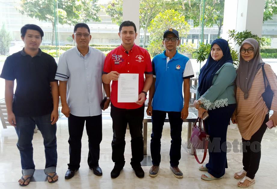 JOHAN (tiga dari kiri) bergambar bersama sebahagian peniaga selepas mengadakan pertemuan dengan Perbadanan Putrajaya (PPj) berhubung kenaikan sewa tapak Festival Ramadan Putrajaya 2019. FOTO Mohd Fadli Hamzah.