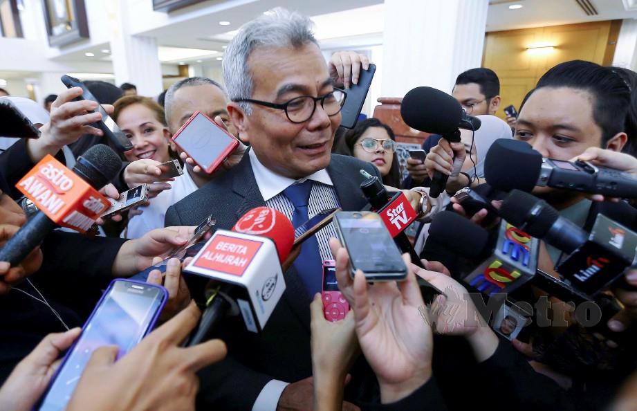 MOHD Redzuan ketika menjawab soalan media di lobi Parlimen, hari ini. FOTO Mohd Yusni Ariffin.