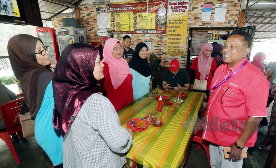 DR  Streram beramah mesra bersama penduduk ketika minum pagi di kedai Mak Uda Kg Felda Sendayan. FOTO Saifullizan Tamadi