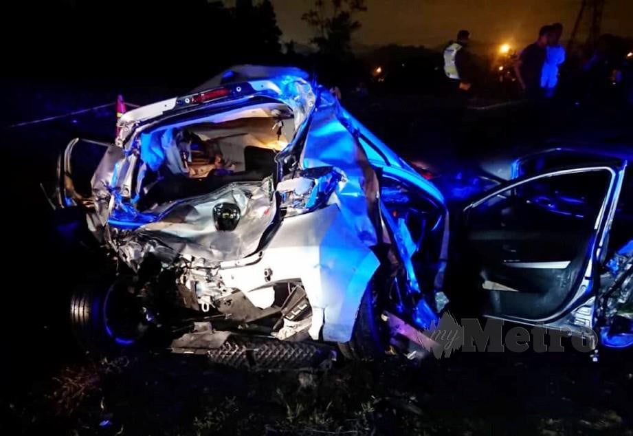 Perodua Myvi dinaiki mangsa remuk akibat dirempuh Proton Perdana. FOTO NSTP.
