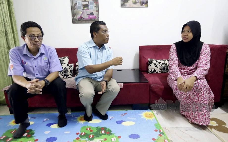 SHATIRI (tengah) berbual Nor Azawiah ketika menyampaikan Bantuan Faedah Pengurusan Mayat dan Faedah Orang Tanggungan. Turut hadir Mohammad Ramli (kiri). FOTO Roslin Mat Tahir 