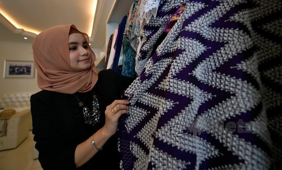 WAN Bainun menjual baju-baju rekaannya di butik yang terletak di tengah-tengah bandar raya Kuching dengan hanya bermodalkan RM6,000 sahaja. FOTO Bernama