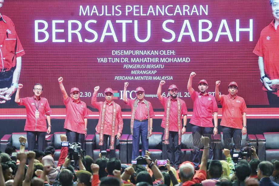 Tun Dr Mahathir (tengah) bersama Ahli Majlis Tertinggi BERSATU selepas melancarkan BERSATU Sabah. FOTO Khairull Azry Bidin