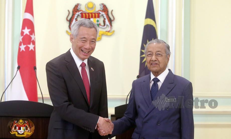 DR Mahathir bersalam dengan Lee selepas sidang media sempena Pemukiman Pemimpin Malaysia-Singapura Ke-9. FOTO Mohd Fadli Hamzah
