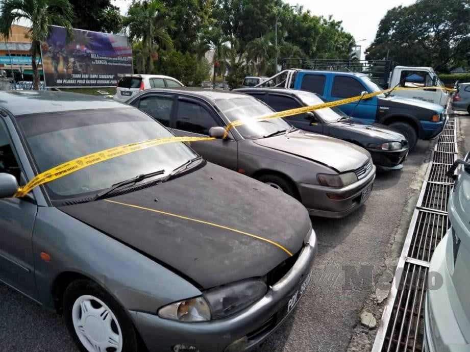 Lima kenderaan curi yang dirampas di Machang Bubok, Bukit Mertajam. FOTO Ihsan PDRM