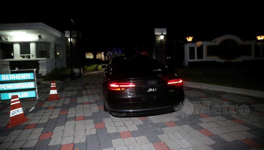 Kenderaan rasmi Menteri Besar Johor memasuki kediaman rasmi di Saujana 7.30 malam tadi namun difahamkan Osman tiada dalam kenderaan itu. FOTO Mohd Azren Jamaludin
