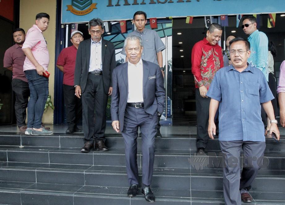 Muhyiddin selepas mengadakan pertemuan tertutup bersama pemimpin BERSATU Johor di Ibu Pejabat BERSATU hari ini. FOTO Zulfadhli Zulkifli