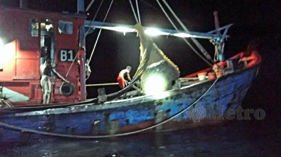 Bot nelayan yang ditahan Maritim Malaysia di Pantai Kuala Sala. FOTO Ihsan Maritim Malaysia
