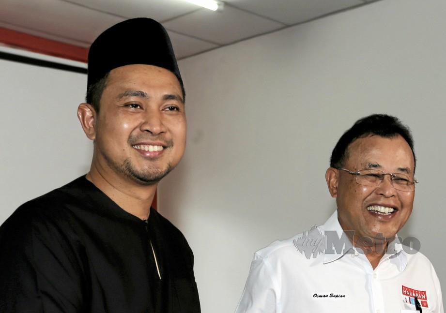 Dr Sahruddin bersalaman dengan Osman selepas sidang media di pejabat BERSATU Johor. FOTO Zain Ahmed