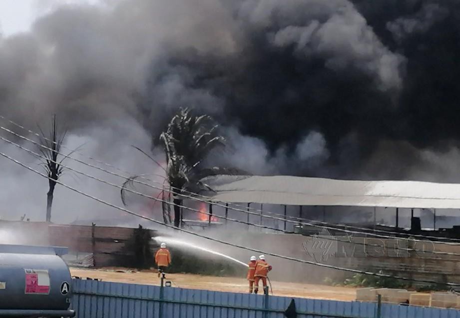 Keadaan premis penyimpanan tayar dan minyak yang sedang terbakar. FOTO Mohd Khidir Zakaria