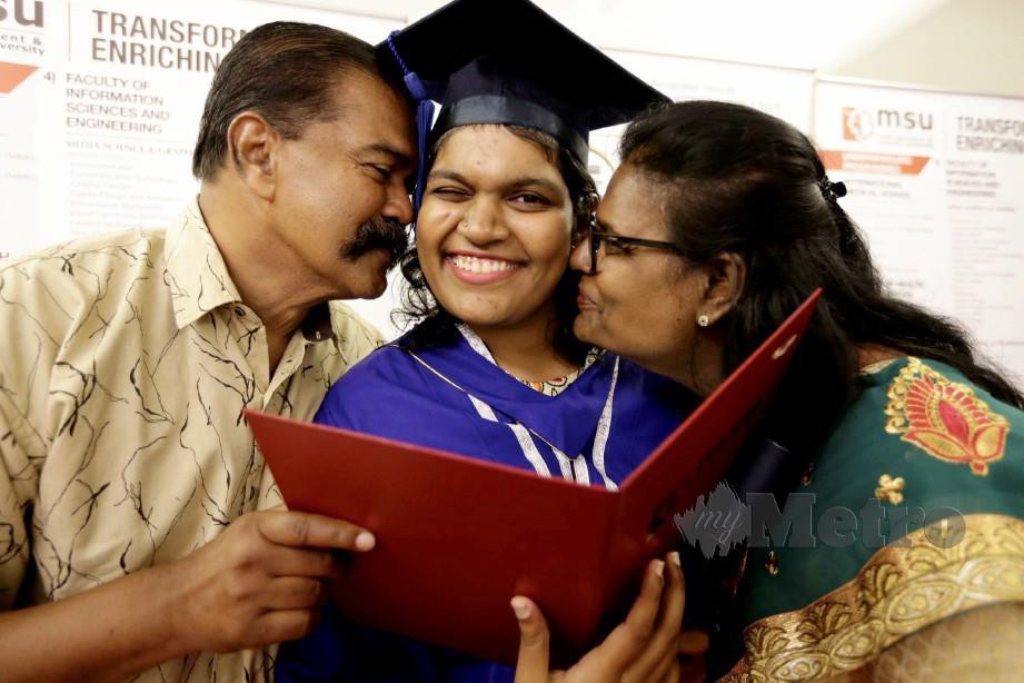 Joann Priyanka berkongsi kejayaan bersama ibu bapanya, S Shunmugamnathan dan F Josephine. FOTO Roslin Mat Tahir 