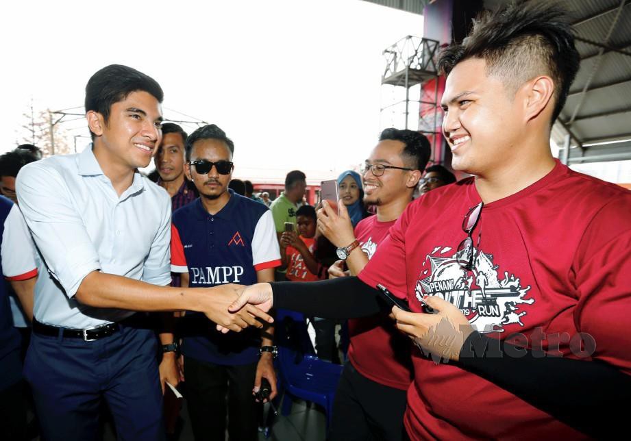 SYED Saddiq (kiri) bersalaman dengan anak muda di majlis Festival Belia Pulau Pinang. FOTO Ramdzan Masiam