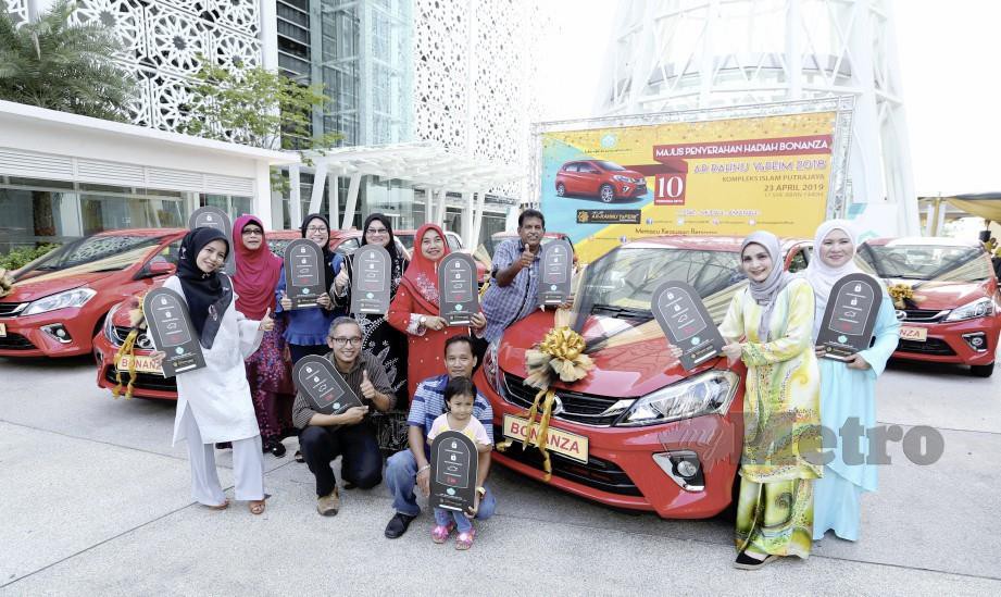 Pemenang bersama hadiah kereta masing-masing. FOTO Ahmad Irham Mohd Noor