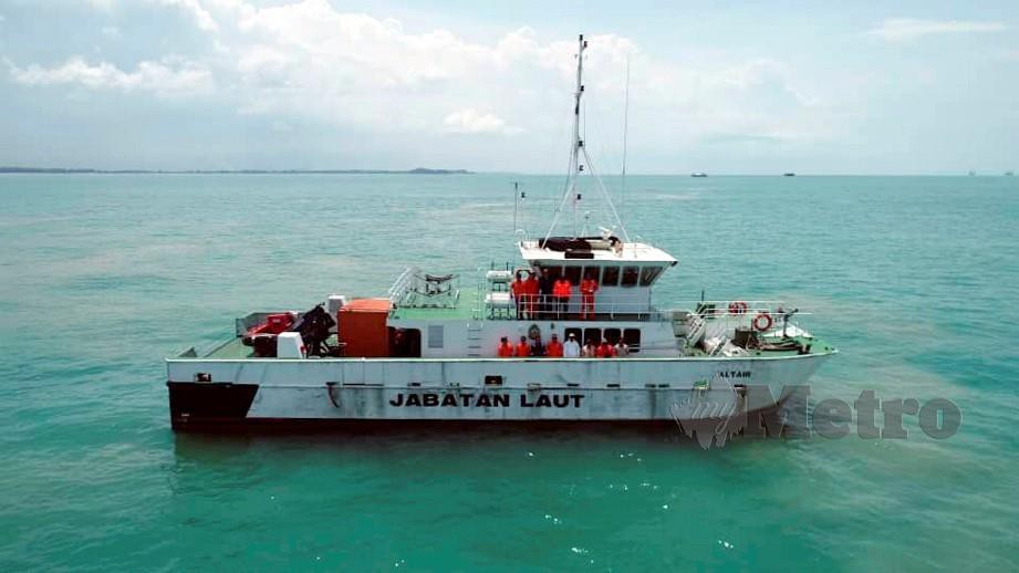 Operasi pemantauan dan pembersihan sisa tumpahan minyak MFO dihentikan 3 petang hari ini. FOTO Ihsan Jabatan Laut Johor