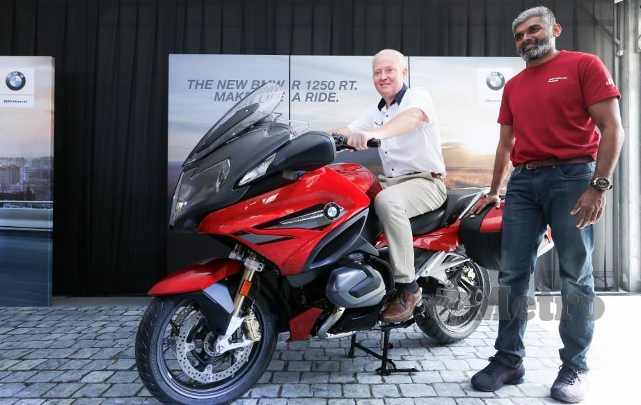 RILEY (kiri) bersama Ketua Komunikasi Korporat Kumpulan BMW Malaysia, Sashi Ambi melancarkan motor BMW R 1250 RT. FOTO Rosela Ismail