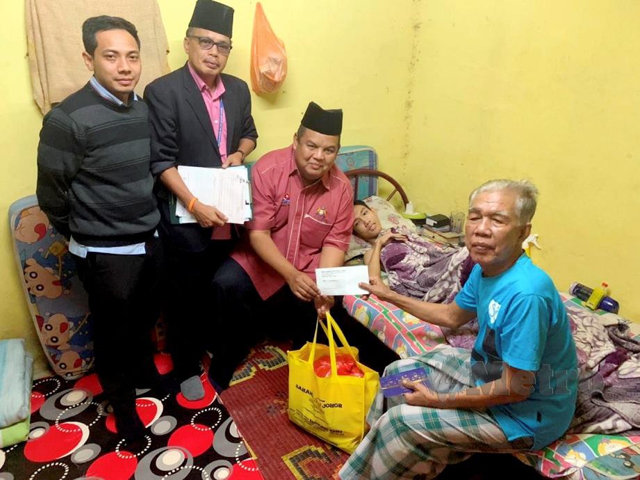 Mohamad Fakrul Hakimi menerima kunjungan daripada Khirul Nizam dan menyampaikan sumbangan kepada Yusoff Mohd Noor, di Kampung Melayu Pandan. FOTO Mary Victoria Dass