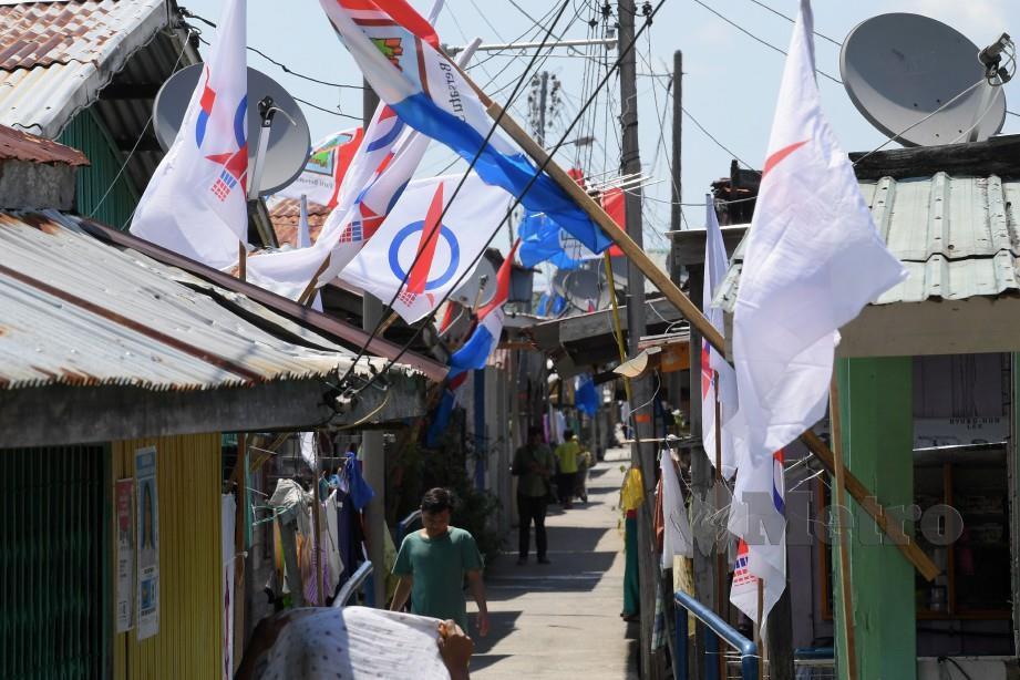 ANTARA bendera parti politik dikibarkan di jambatan Kampung Sim Sim sempena PRKSandakan. FOTO Bernama