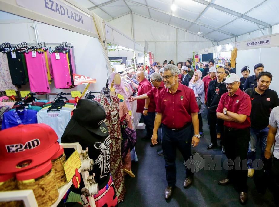 Khalid melawat gerai jualan selepas Majlis Perasmian Festival Ramadan Putrajaya 2019. Luqman Hakim Zubir