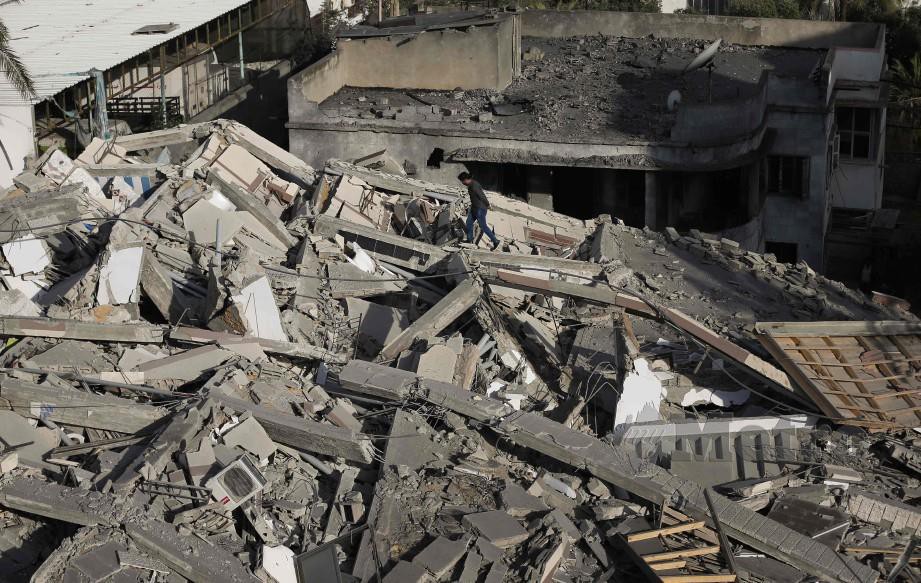ANTARA bangunan yang musnah akibat serangan tentera Israil di Gaza. FOTO AFP