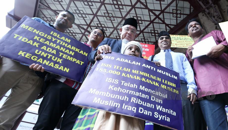 MOHD Azmi (tengah) bersama NGO Islam. FOTO Rosela Ismail.