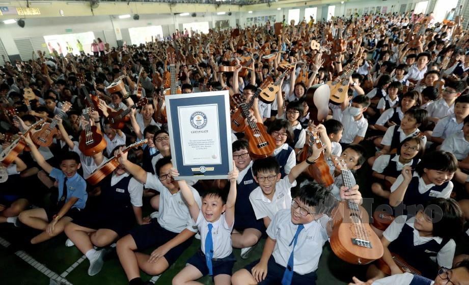 SEBAHAGIAN daripada 2,869 murid SJKC Kuo Kuang 2, bersama rekod, Guinness World Records dicatatkan hari ini. FOTO Zain Ahmed.