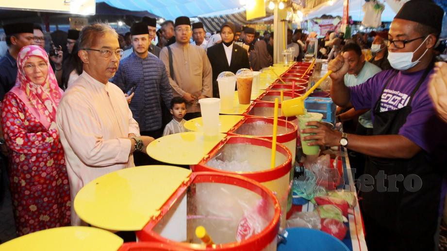 Al-Sultan Abdullah dan Tunku Hajah Azizah Aminah meninjau jualan bazar Ramadan Jalan Mahkota. FOTO Farizul Hafiz Awang