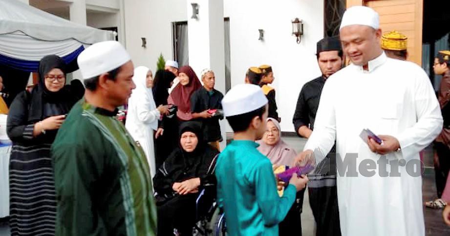 AHMAD Shah menyampaikan sumbangan kepada pelajar pondok. FOTO Siti Rohana Idris