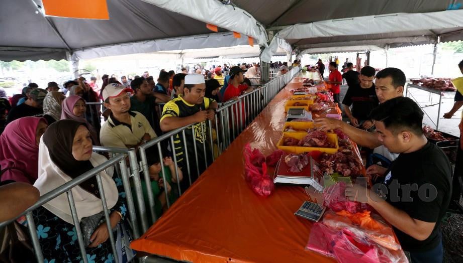 ORANG ramai beratur bagi mendapatkan bekalan daging sempena Program Mantai Perdana 2019 di Masjid Dato' Klana Petra Mohd Yusof, Sikamat. FOTO Iqmal Haqim Rosman