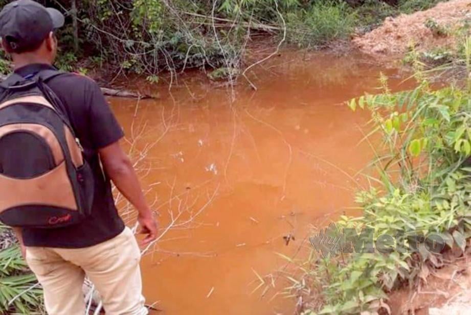 KAWASAN tadahan air bukit yang menjadi keperluan penduduk Orang Asli Kampung Kuala Koh dipercayai tercemar berikutan aktiviti perlombongan bijih besi. FOTO Ramli Ibrahim