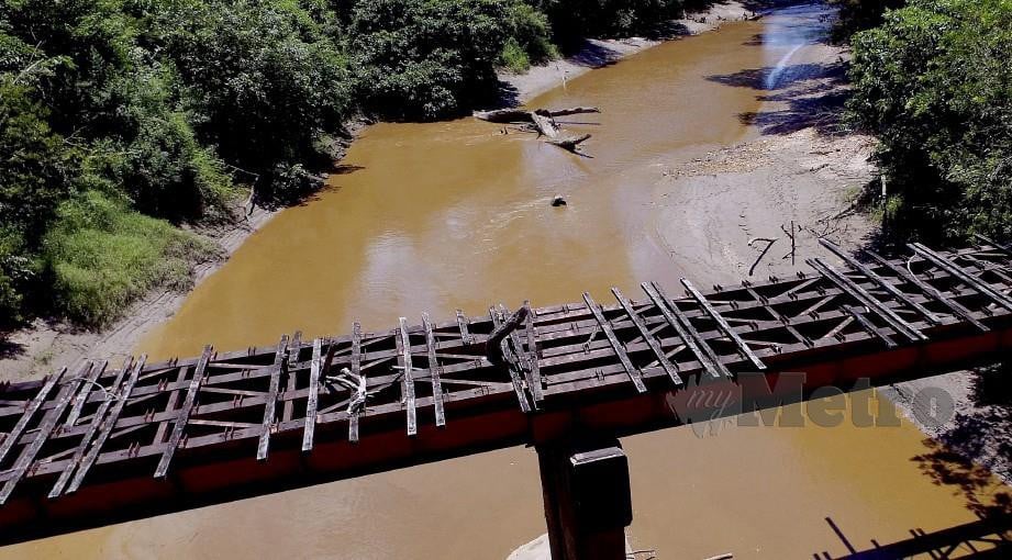 GAMBAR dirakamkan menunjukkan Sungai Aring yang tercemar kemungkinan digunakan oleh Orang Asli di Kuala Koh. Arkib NSTP