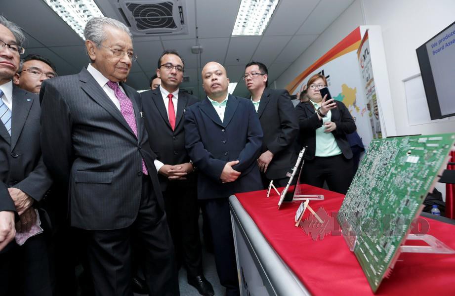 DR Mahathir (kiri) melawat gerai pameran pada majlis perasmian SIC di Kawasan Perindustrian Bukit Rambai. FOTO Khairunisah Lokman