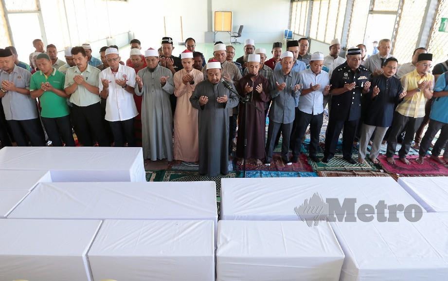 ORANG ramai mengaminkan doa 15 jenazah Orang Asli Suku Batek di Masjid Tengku Muhammad Faiz sebelum dikebumikan di Kampung Kuala Koh. FOTO Fathil Asri
