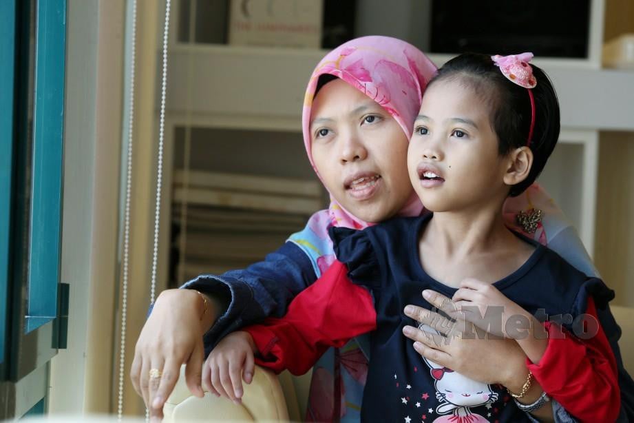 NUR Qaisara harus menjalani pembedahan segera, di sisi ibunya di Gleneagles Kuala Lumpur. FOTO/ Rohanis Shukri