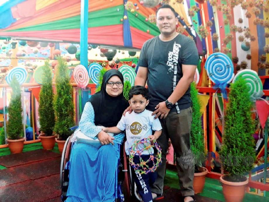KELUARGA Siti Norhidayu di sisi suami, Khairul Kamal dan anak mereka, Mohd Faiz Izzuddin. FOTO/ Hasriyasyah Sabudin
