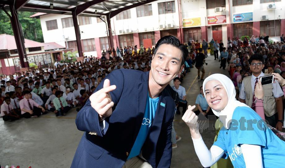 LISA dan Siwon (kiri) bergambar bersama pelajar SMK Tinggi Kajang. FOTO Rosela Ismail