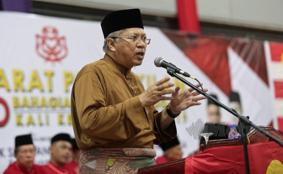 ANNUAR berucap ketika merasmikan Mesyuarat Perwakilan UMNO Bahagian Kuala Terengganu di Stadium Negeri. FOTO Ghazali Kori