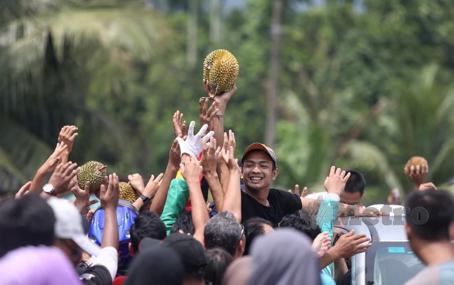 ORANG ramai mendapatkan durian di Kampung Sempeneh. FOTO Effendy Rashid
