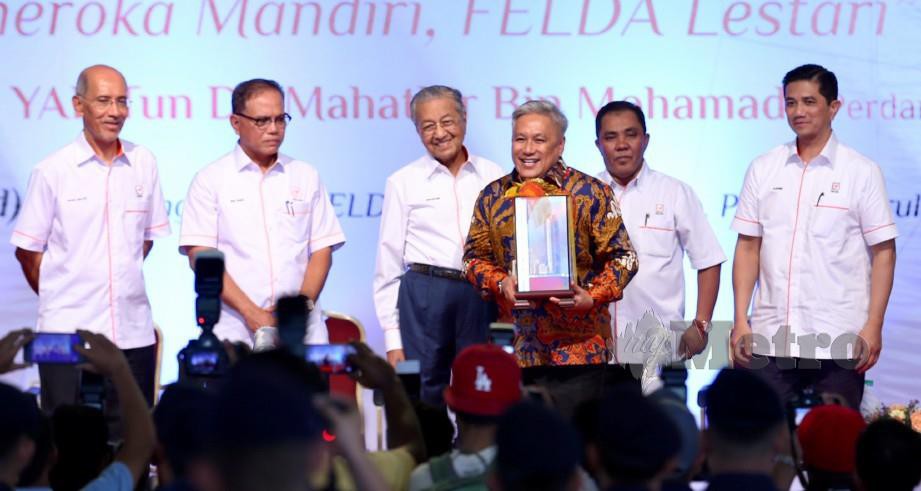 Azmin menyifatkan kenyataan Chef Wan yang baru menerima Anugerah Ikon FELDA adalah pandangan peribadi. FOTO Mohamad Shahril Badri Saali