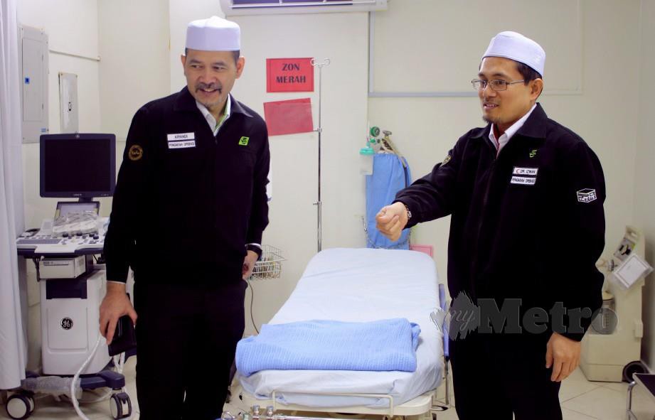 DR Hairul Izwan (kanan) bersama Pengarah Operasi Madinah TH Affandi Abdullah (kiri) tentang Pusat Rawatan TH di Dar AlJiffry. FOTO Bernama