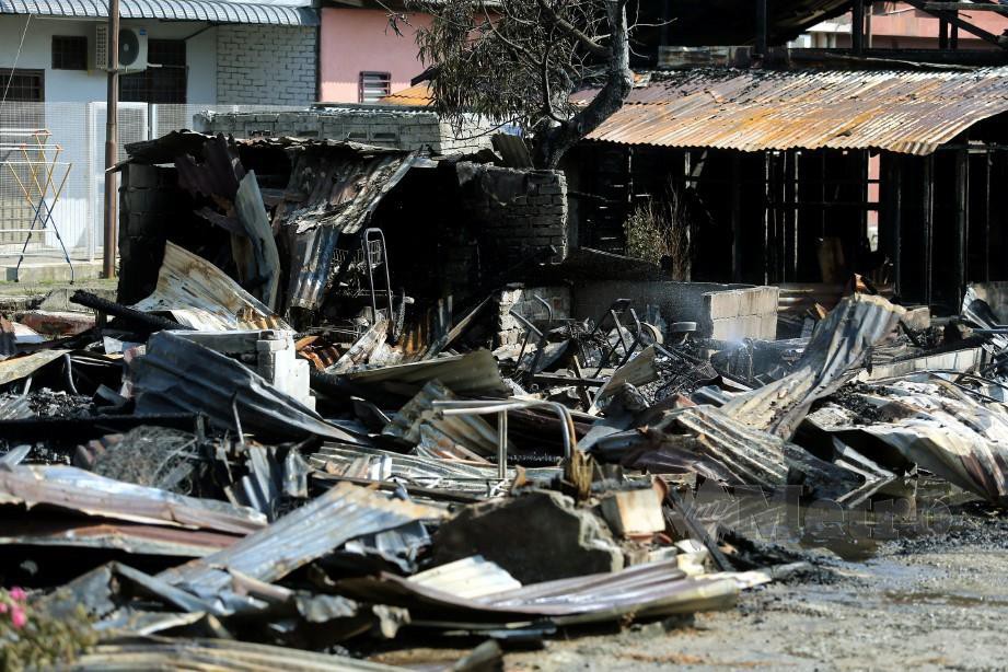 EMPAT rumah musnah dalam kebakaran di Jalan Bukit Kuda, Klang. FOTO Saddam Yusoff