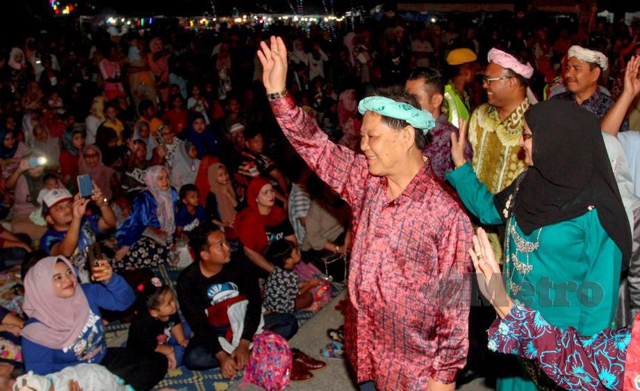 Mohamaddin melambai tangan kepada orang ramai pada Malam Penutup Festival Kesenian Rakyat Kelate 2019 malam tadi. FOTO Nik Abdullah Nik Omar