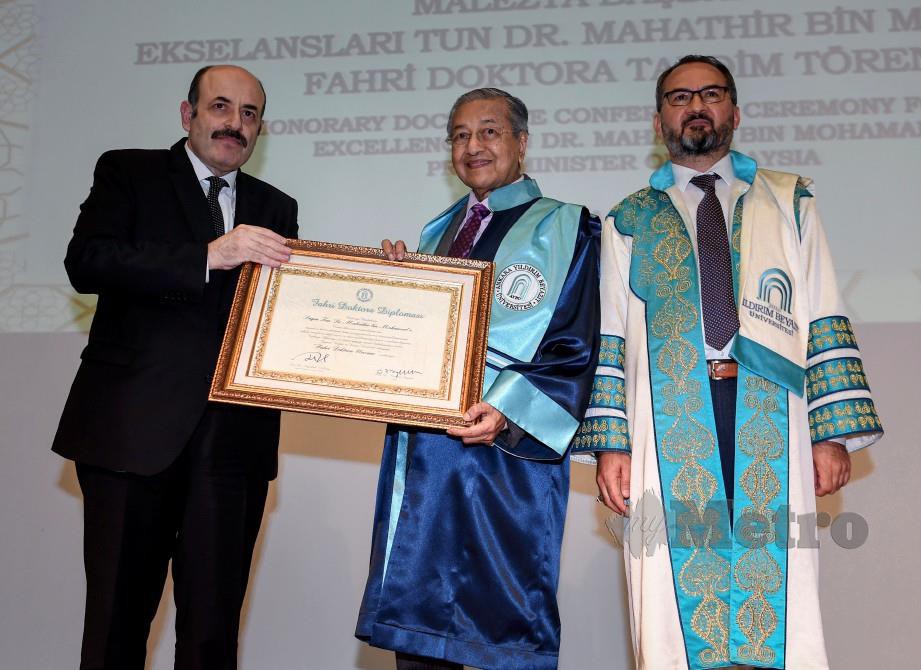 Dr Mahathir dianugerahkan Ijazah Doktor Kehormat Sains Politik dan Pentadbiran Awam Universiti Ankara Yildirim Beyazit daripada Dr Yekta Sarac (kiri). FOTO Bernama