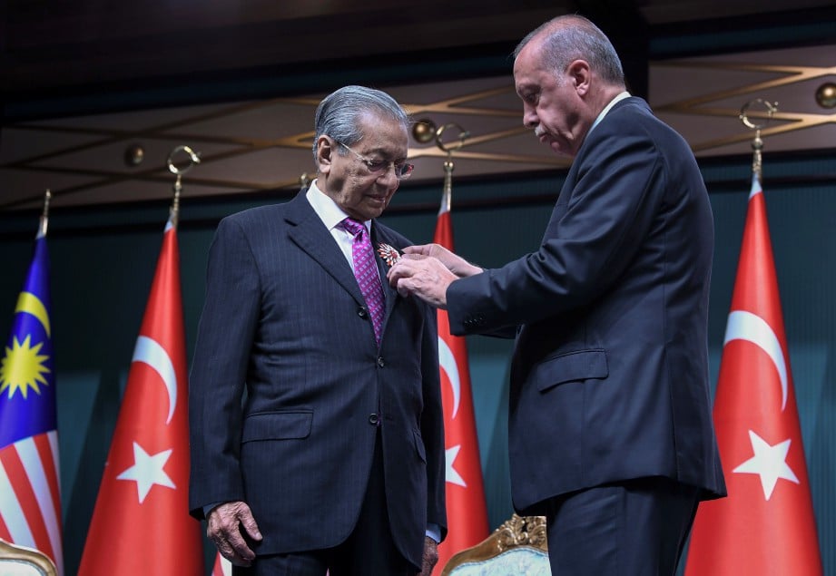 TUN Dr Mahathir menerima pingat 'Order of The Republic' daripada Erdogan, hari ini. FOTO Bernama.