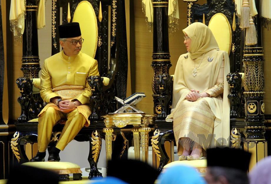 SULTAN Abdullah bersama Tunku Azizah pada Istiadat Pemasyhuran Kebawah Duli Yang Maha Mulia Sultan Pahang di Istana Abu Bakar, Pekan, 15 Januari lalu. FOTO Arkib NSTP.