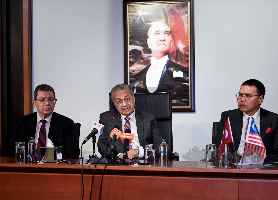 Dr Mahathir ketika sidang media bersama wartawan Malaysia pada akhir lawatan rasmi beliau ke Turki di ISGIA hari ini. FOTO Bernama