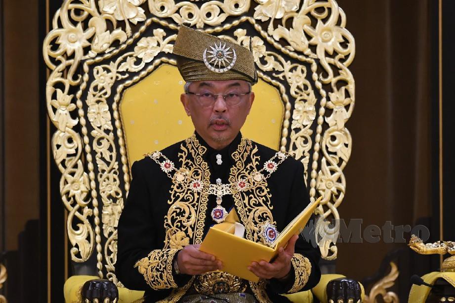 Al-Sultan Abdullah berkenan melafazkan Warkah Titah Diraja pada istiadat pertabalan baginda di Istana Negara hari ini. FOTO Bernama
